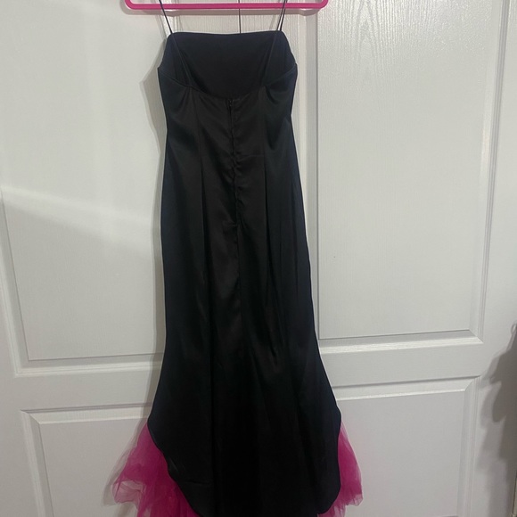 Black gown - Picture 2 of 4